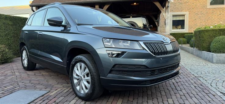 2dehands Skoda  Karoq benz 110pk -Auto airco-alu velgen 16-Adaptieve cruise control-Achteruitrijdcamera-attention assist-Bluetooth-CarPlay-DAB+ radio-GPS lane assit-LED koplampen-PDC voor- en achteraan-Stoel verwarming-Verkeersbord herkenning-....